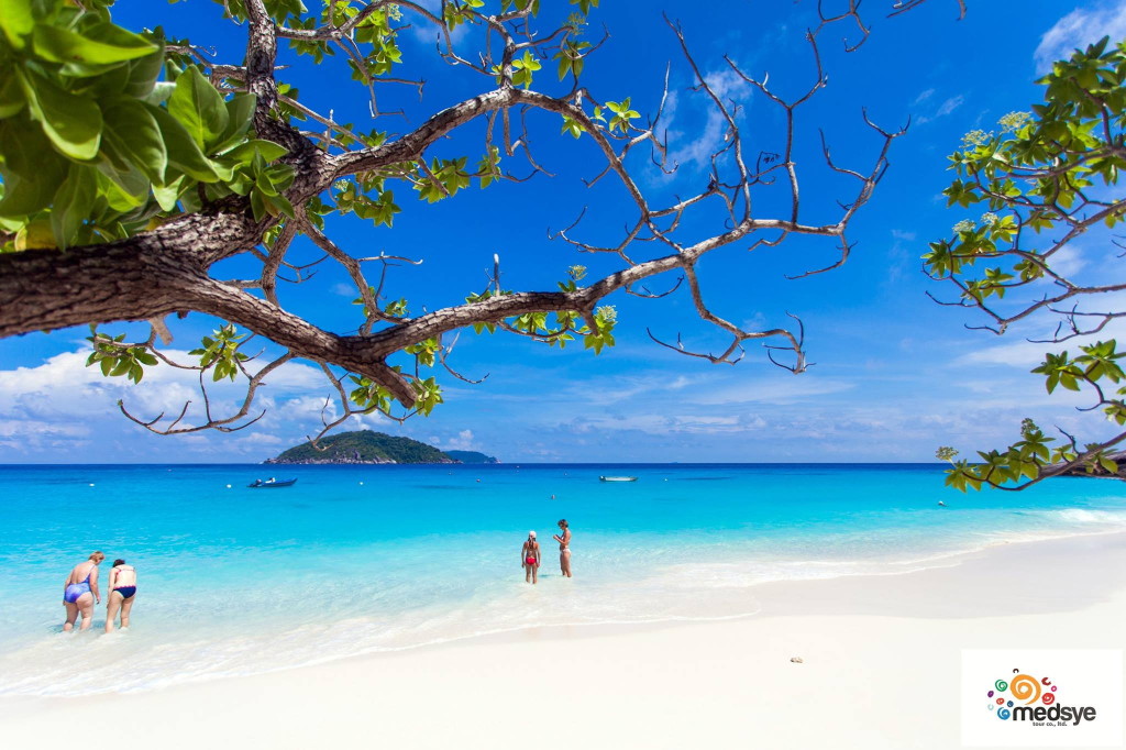 เกาะตาชัย 2,500 เกาะที่มีหาดทรายที่สวยงามทรายขาวละเอียดและปะการังที่ยังสมบูรณ์อยู่