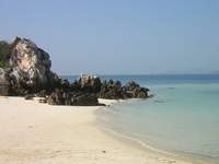 เกาะไข่นอก ราคา 1,050 บาท เป็นเกาะที่เหมาะแก่การพักผ่อนและว่ายน้ำชมประการัง