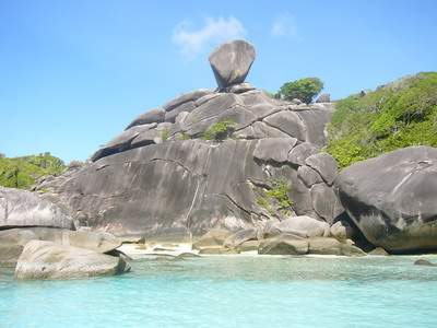 อุทยานแห่งชาติหมู่เกาะสิมิลัน 2,300 บาทเป็นเกาะที่มีเชื่อเสียงเกาะหนึ่งของประเทศไทย